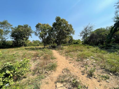 ដីលក់បន្ទាន់នៅក្រុងតាខ្មៅ