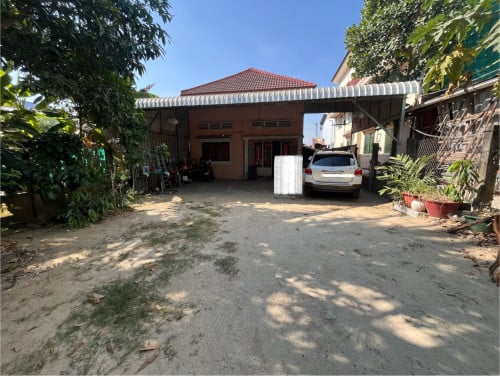 ផ្ទះលក់ក្នុងក្រុងដូនកែវ ចម្ងាយ 100ម៉ែត ពីផ្សារធំតាកែវ