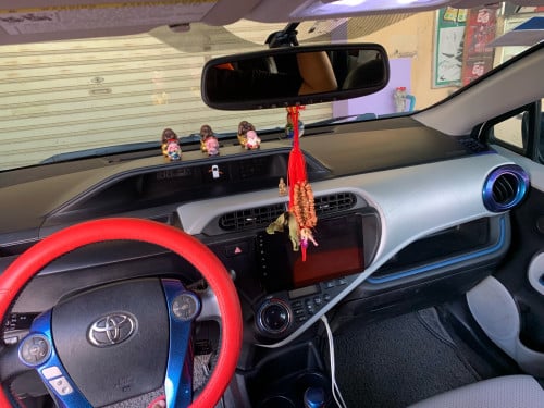 លក់ប្រញាប់លុយ Prius C 2012 ម្ចាស់ដើម អាកុយABS ធានាថាអេមណាស់ថ្មី 100km សុី2.8លុីត