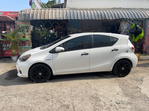 លក់ប្រញាប់លុយ Prius C 2012 ម្ចាស់ដើម អាកុយABS ធានាថាអេមណាស់ថ្មី 100km សុី2.8លុីត