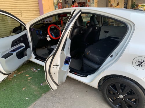 លក់ប្រញាប់លុយ Prius C 2012 ម្ចាស់ដើម អាកុយABS ធានាថាអេមណាស់ថ្មី 100km សុី2.8លុីត