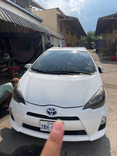 លក់ប្រញាប់លុយ Prius C 2012 ម្ចាស់ដើម អាកុយABS ធានាថាអេមណាស់ថ្មី 100km សុី2.8លុីត