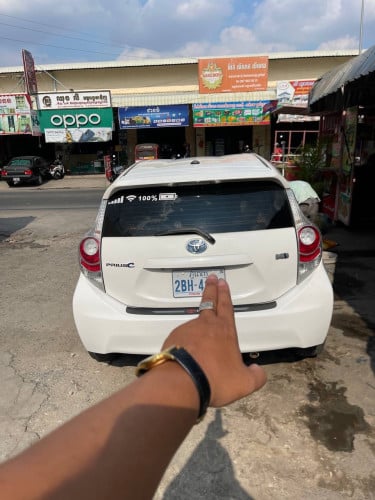 លក់ប្រញាប់លុយ Prius C 2012 ម្ចាស់ដើម អាកុយABS ធានាថាអេមណាស់ថ្មី 100km សុី2.8លុីត