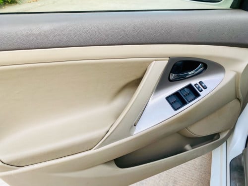 រថយន្តToyota CAMRY 07 ពណ៍សកាំមៃ ខួប50th hybrid(ហាយប្រីត) ឡានស្អាតអាគុយហាយប្រីតទើបតែដូរថ្មី១ដុំលក់