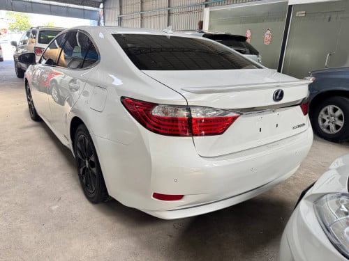 Lexus ES300h 013 Full Option ពណ៌​សកាំម៉ៃ​ (សន្លឹក​ពន្ធ)