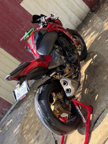 Zx1000 លក់ប្រញ៉ាប់លុយ មានពន្ធ 3600$ ចរចាខ្លះទៀន មិនដែលមាន