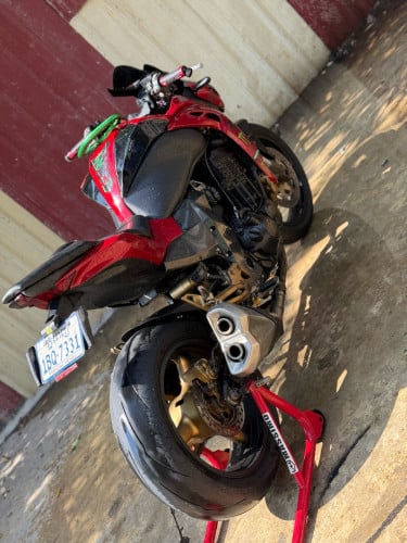 Zx1000 លក់ប្រញ៉ាប់លុយ មានពន្ធ 3600$ ចរចាខ្លះទៀន មិនដែលមាន