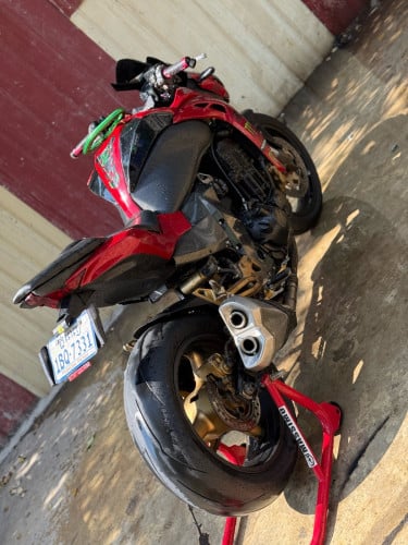 Zx1000 លក់ប្រញ៉ាប់លុយ មានពន្ធ 3600$ ចរចាខ្លះទៀន មិនដែលមាន