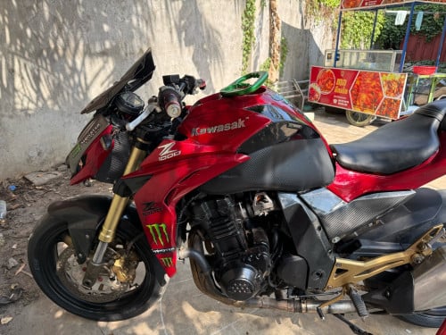 Zx1000 លក់ប្រញ៉ាប់លុយ មានពន្ធ 3600$ ចរចាខ្លះទៀន មិនដែលមាន