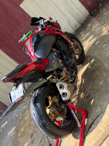 Zx1000 លក់ប្រញ៉ាប់លុយ មានពន្ធ 3600$ ចរចាខ្លះទៀន មិនដែលមាន