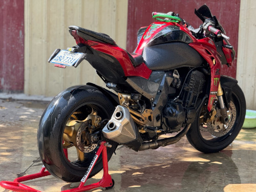 Zx1000 លក់ប្រញ៉ាប់លុយ មានពន្ធ 3600$ ចរចាខ្លះទៀន មិនដែលមាន