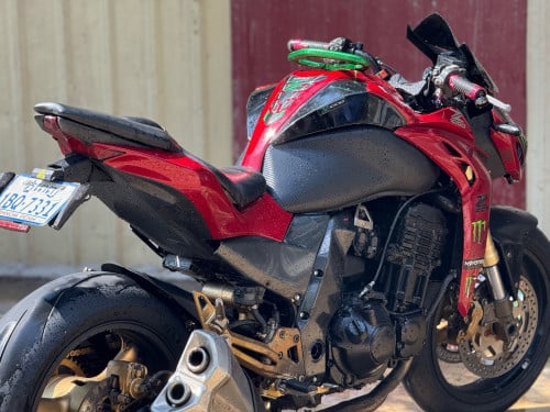 Zx1000 លក់ប្រញ៉ាប់លុយ មានពន្ធ 3600$ ចរចាខ្លះទៀន មិនដែលមាន