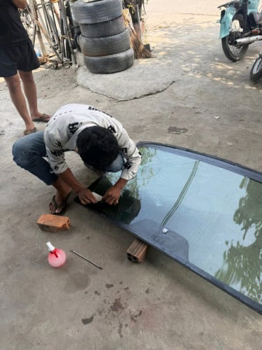 ឡាក់គីលក់កញ្ចក់រថយន្ត