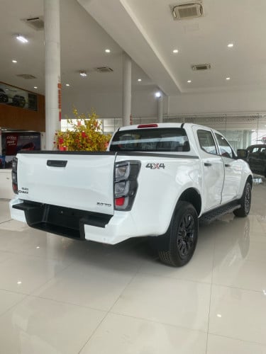 Isuzu D-Max Deluxe 2026 3.0L រថយន្តមានស្តុកស្រាប់