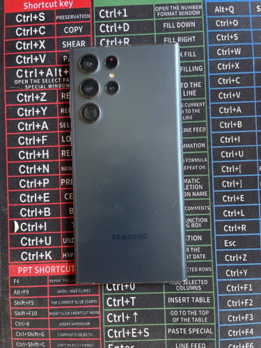 Samsung S22 Ultra មានឆ្នូតបៃតង 1 ខ្សែ