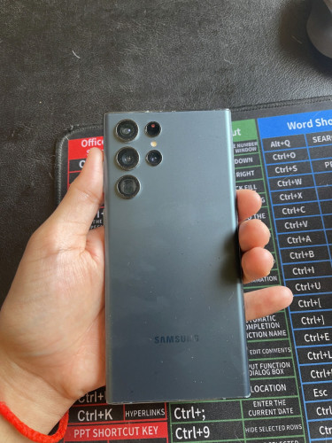 Samsung S22 Ultra មានឆ្នូតបៃតង 1 ខ្សែ