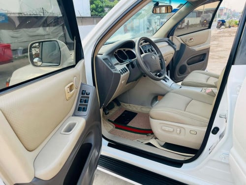 Toyota highlander year 2004 ម៉ាសុីន4 ប៉ុង1 កៅអី 3ជួ