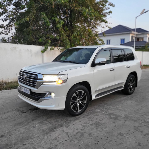Toyota Land Cruiser ឡានស្អាតV6 អត់បេីកដំបូល