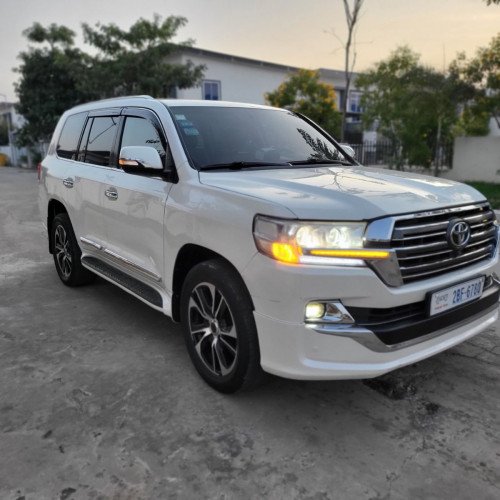 Toyota Land Cruiser ឡានស្អាតV6 អត់បេីកដំបូល