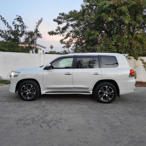 Toyota Land Cruiser ឡានស្អាតV6 អត់បេីកដំបូល