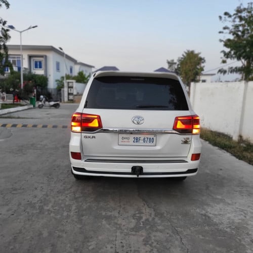 Toyota Land Cruiser ឡានស្អាតV6 អត់បេីកដំបូល