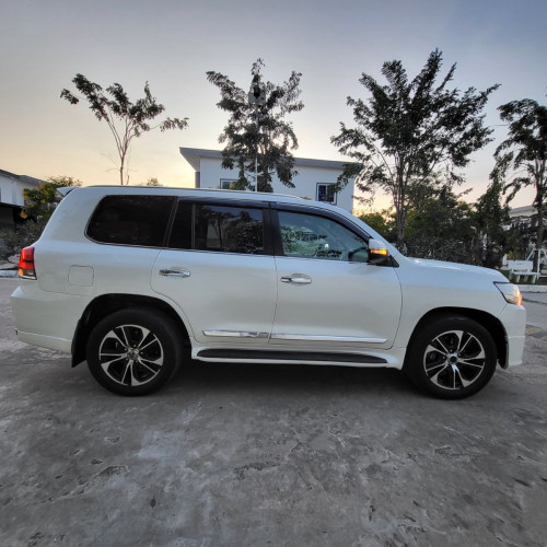 Toyota Land Cruiser ឡានស្អាតV6 អត់បេីកដំបូល