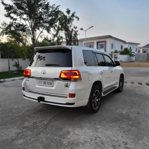 Toyota Land Cruiser ឡានស្អាតV6 អត់បេីកដំបូល