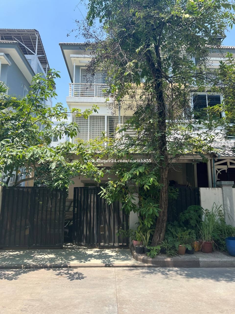 វីឡាភ្លោះលក់បន្ទាន់ (Twin villa for sale)