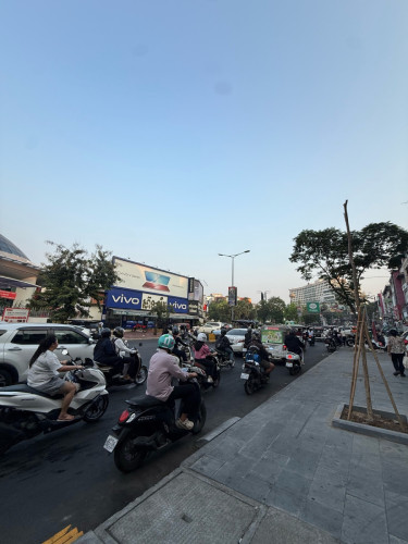 ផ្ទះអាជីវកម្មសម្រាប់លក់ - ទល់មុខផ្សារដើមគរ