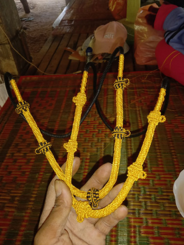 ខ្សែកសំរាប់ដាក់បន្តោងព្រះ រឺគ្រឿងសក្ការៈបូជា ធ្វើឡើងដោយខ្សែក្រមួន នឹងធ្វើដោយដៃកូនខ្មែរពិតៗ