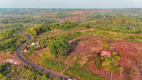 ដីលក់​ប្លង់រឹង ខាងក្រោយដីមានអូរក្បែរមណីដ្ឋានអូប្លាយ