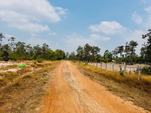 ដីលក់ជាប់ផ្លូវគ្រួសក្រហម