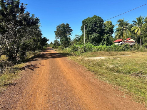 ដីលក់បន្ទាន់លើផ្លូវគ្រួសក្រហម
