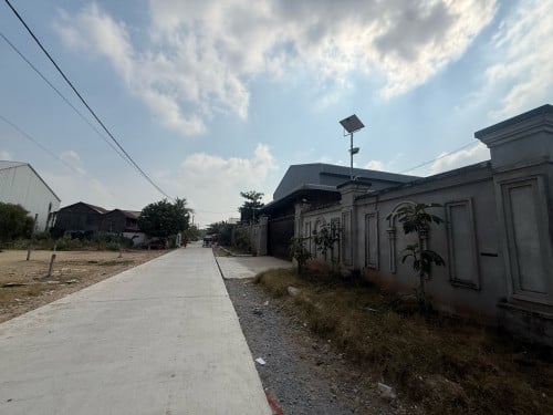 ដី​ និងឃ្លាំងលក់បន្ទាន់​
