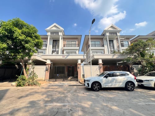 វីឡាធ្វីន(A)សម្រាប់លក់🏡• ទីតាំងបុរី ប៉េងហួត បឹងស្នោរ គម្រោង11 រ៉ូសវីល