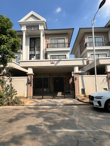 វីឡាធ្វីន(A)សម្រាប់លក់🏡• ទីតាំងបុរី ប៉េងហួត បឹងស្នោរ គម្រោង11 រ៉ូសវីល