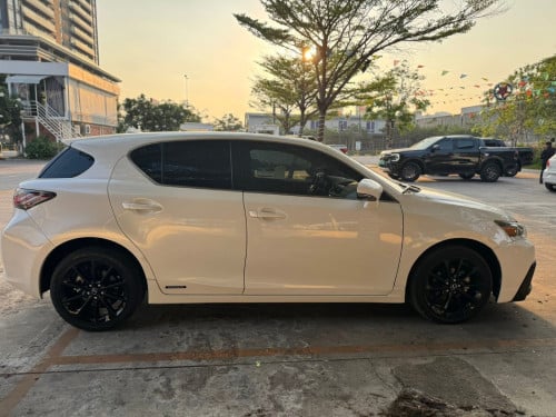 雷克萨斯-CT200H Full Option