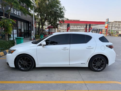លក់Ct200h full premium ឡានថ្មី