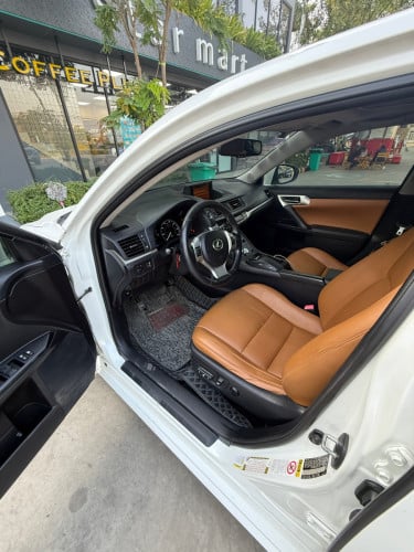 លក់Ct200h full premium ឡានថ្មី