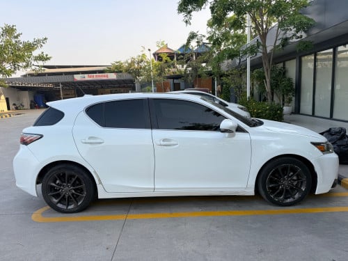 លក់Ct200h full premium ឡានថ្មី