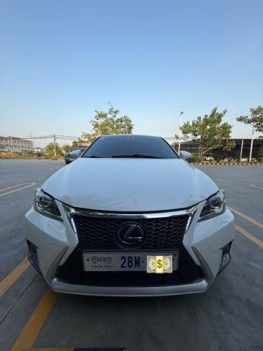 លក់Ct200h full premium ឡានថ្មី