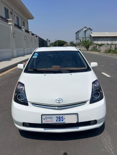 ស្តុកថ្មី ទើបចូល TOYOTA Prius full option 07 ក្នុងលឿង ឡានស្អាត !
