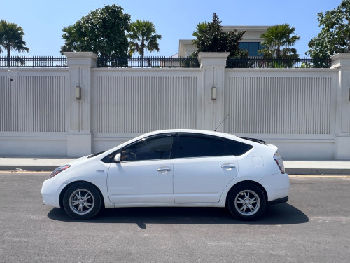 ស្តុកថ្មី ទើបចូល TOYOTA Prius full option 07 ក្នុងលឿង ឡានស្អាត !