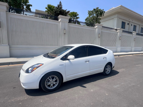ស្តុកថ្មី ទើបចូល TOYOTA Prius full option 07 ក្នុងលឿង ឡានស្អាត !