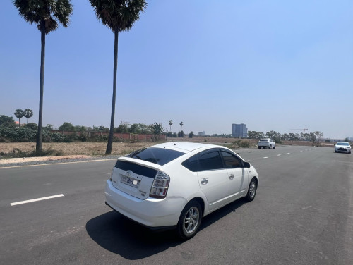 ស្តុកថ្មី ទើបចូល TOYOTA Prius full option 07 ក្នុងលឿង ឡានស្អាត !