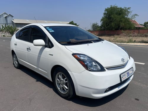 ស្តុកថ្មី ទើបចូល TOYOTA Prius full option 07 ក្នុងលឿង ឡានស្អាត !