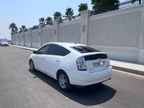 ស្តុកថ្មី ទើបចូល TOYOTA Prius full option 07 ក្នុងលឿង ឡានស្អាត !