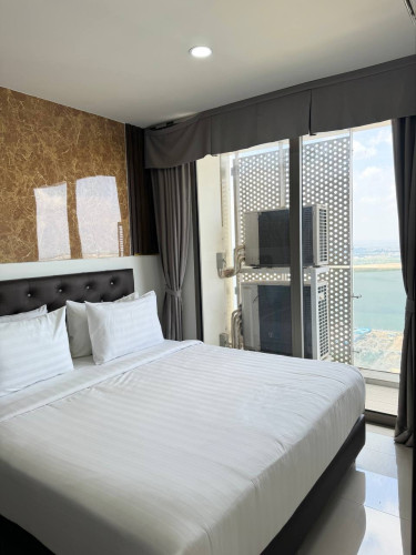 Luxury 2-Bedroom for Rent | The Peak Residence