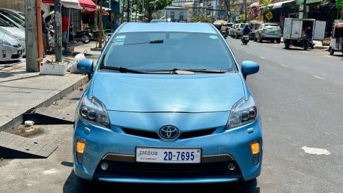 Prius 2012 Plug in Advanced ( 15500$ )
