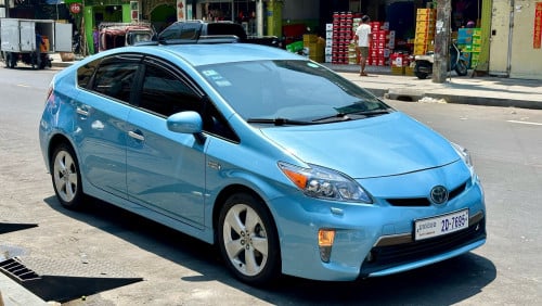 Prius 2012 Plug in Advanced ( 15500$ )